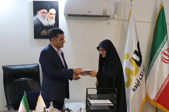 تجلیل از همکار خانم هلدینگ صنایع نلنو تک به مناسبت هفته عفاف و حجاب