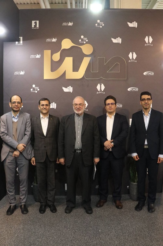 برگزاری ۱۰۰ امین جلسه هیات مدیره هلدینگ صنتا در غرفه این شرکت در نمایشگاه نانو ۱۴۰۲ و بازدید اعضای محترم هیات مدیره از آخرین دستاوردهای شرکت های تابعه