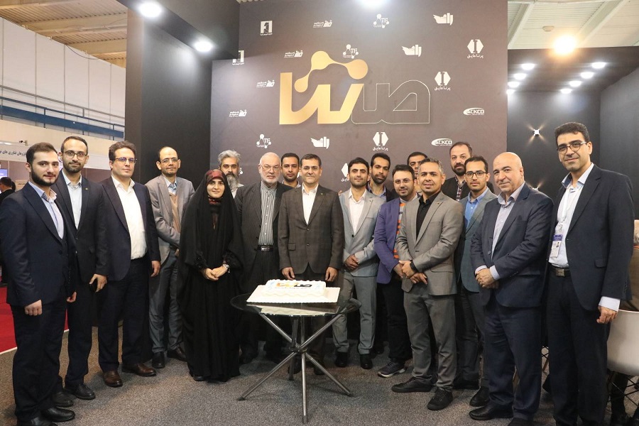 عکس دست جمعی پرسنل هلدینگ دانش بنیان صنایع نانو تک آینده